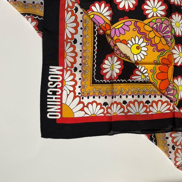 🔥NWT Moschino. 68x68cm. Silk🔥 - Picture 4 of 4